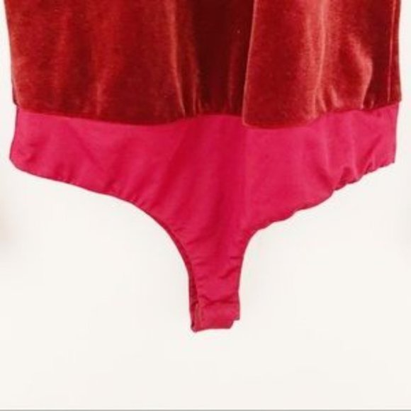 {SOLD} MODCLOTH | Vintage Red Velvet Long Sleeve Keyhole Bodysuit - Picture 3 of 7